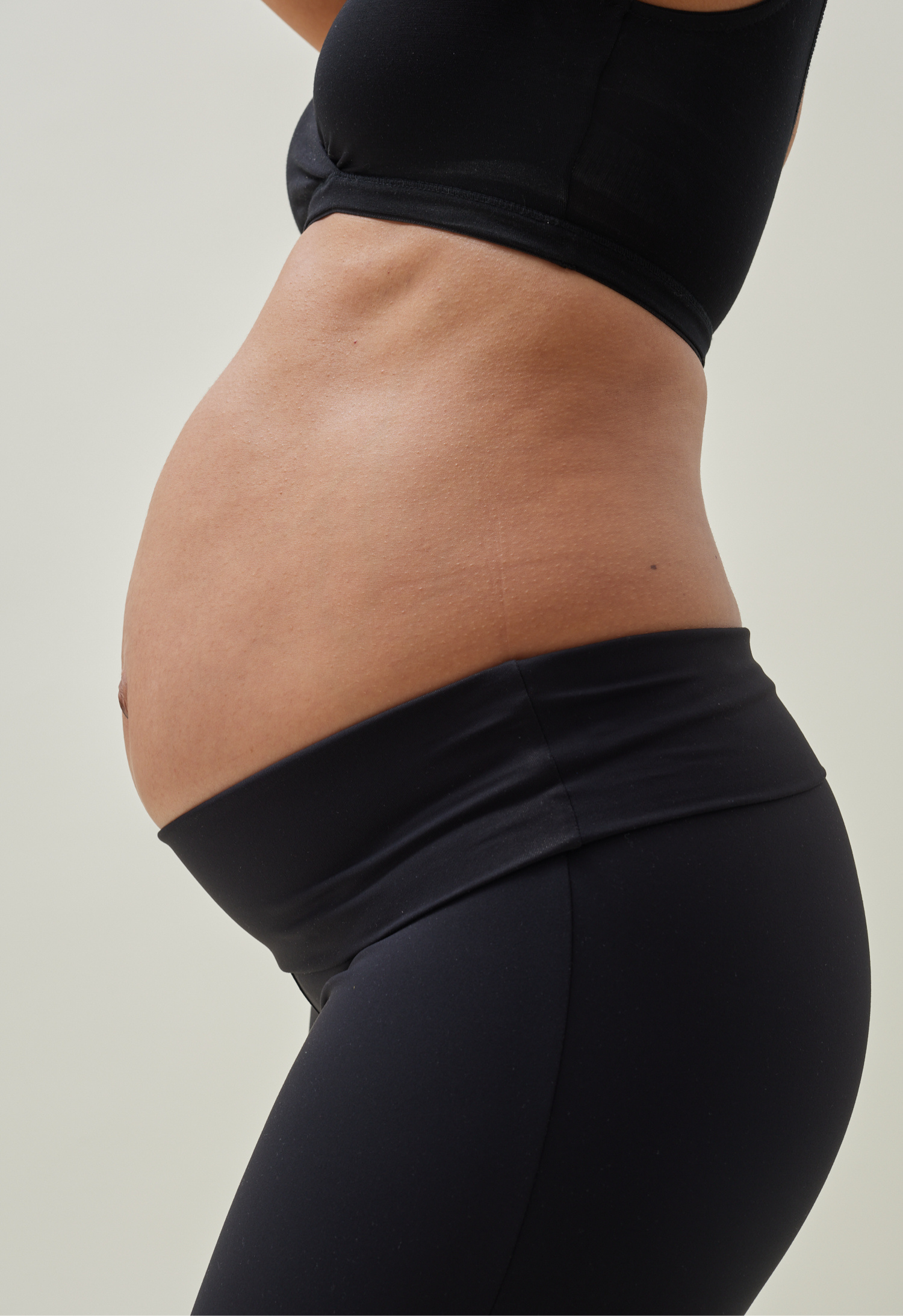 Maternity yoga leggings - Black gallery